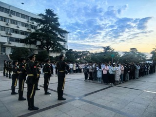 学校开展“宪法晨读”活动