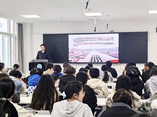 校领导走上讲台为学生讲授思政课